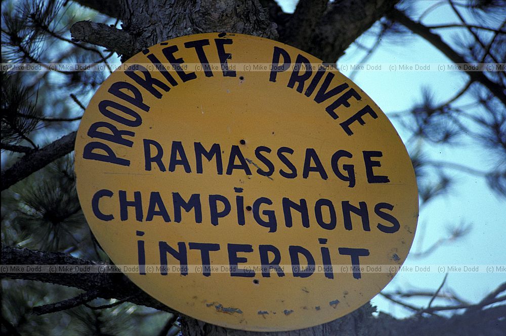 No picking mushrooms sign