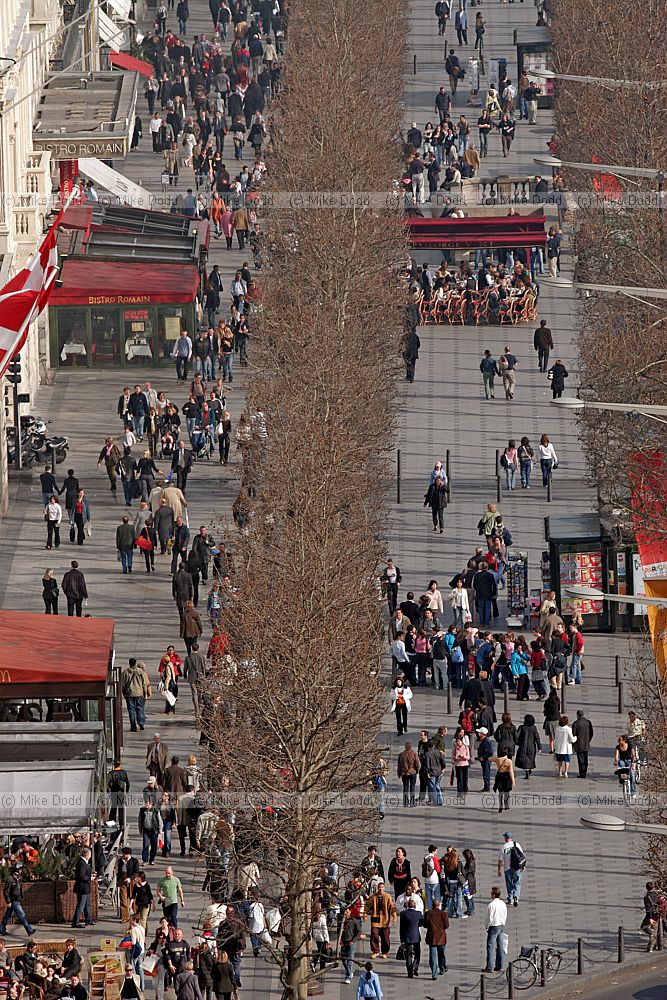 People from Arc de Triomphe Paris