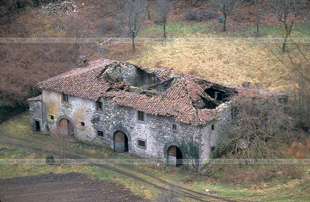Ruined buildings near Roccalberti