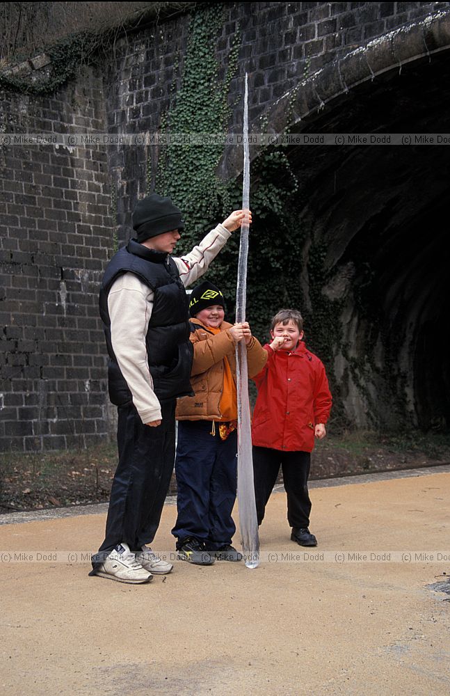 kids with icicle from tunnel Poggio