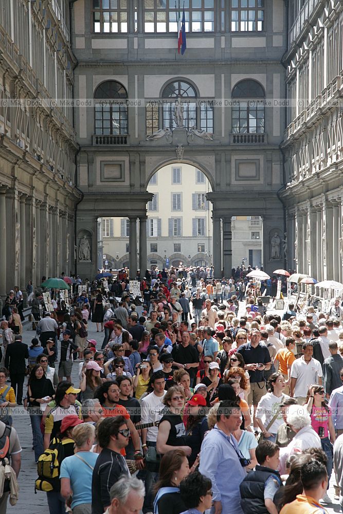 Piazza degli Uffizi full of people Florence