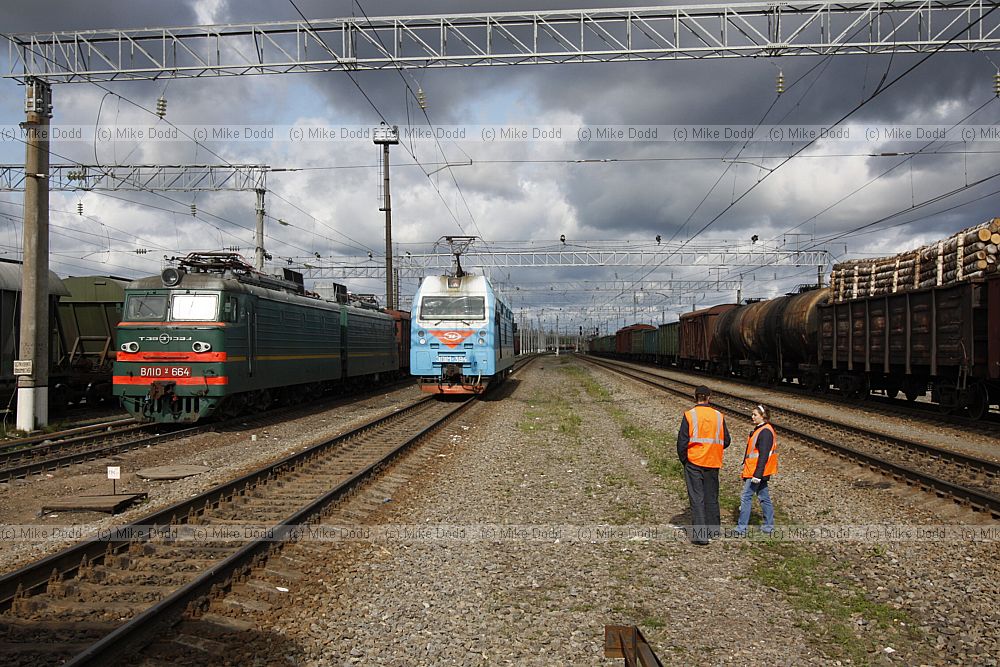 Changing electric locomotive at Svir