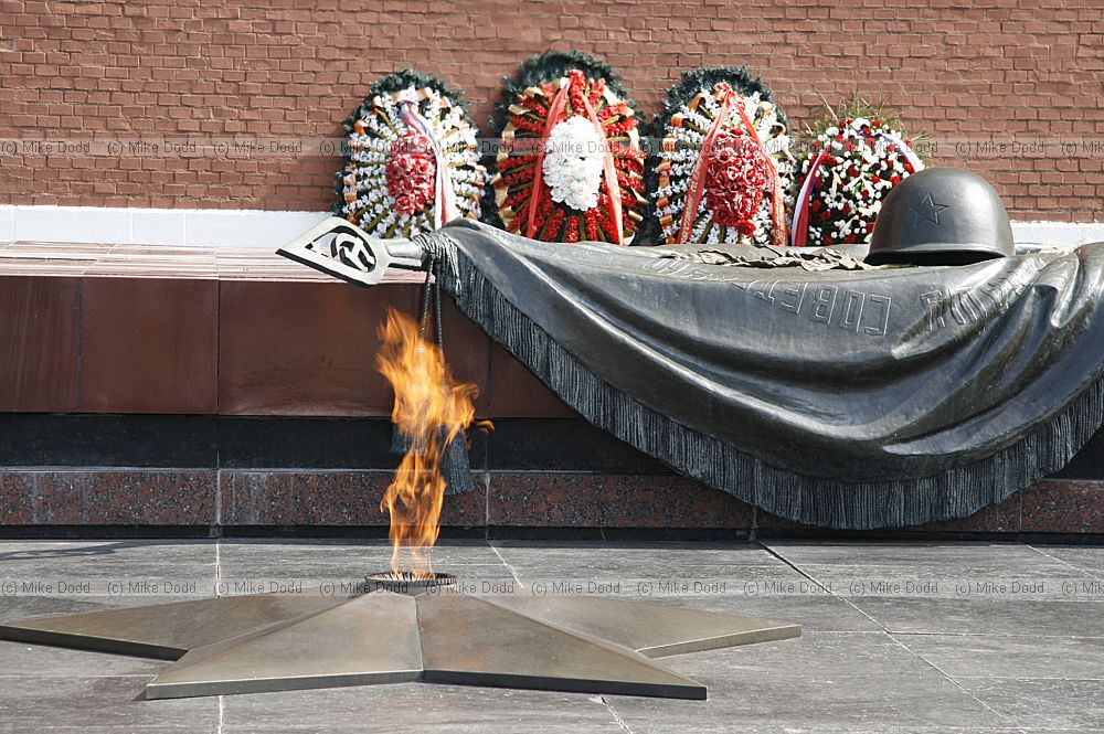 Guards at eternal flame Kremlin