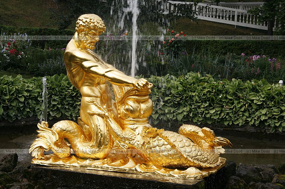 Golden fountain Quaken fighting beast Peterhof