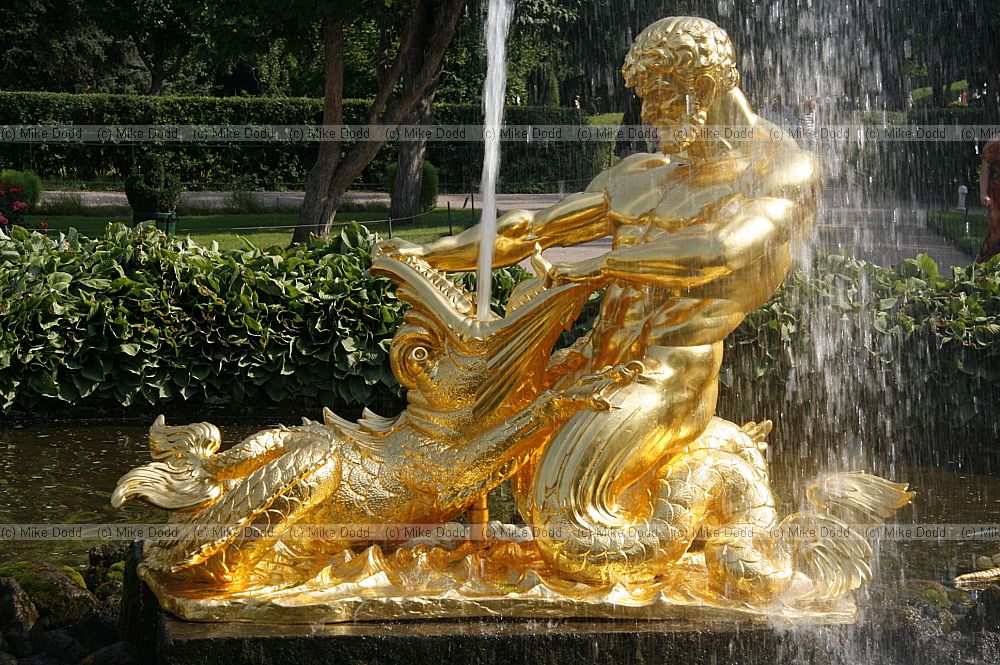 Golden fountain Quaken fighting beast Peterhof